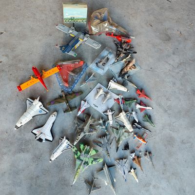 beaucoup de petits avions en jouet qui traînent par terre