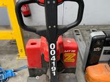 un chariot élévateur rouge et noir posé au sol