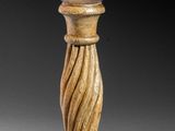une image représentant une boule de verre posée sur un socle en bois