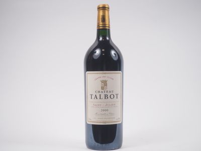 gros plan d'une bouteille de vin rouge sur fond blanc