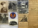 plusieurs vieilles photos d'hommes et de femmes en uniforme militaire accrochées au mur