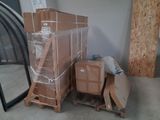 une pile de cartons posée sur une palette dans une pièce