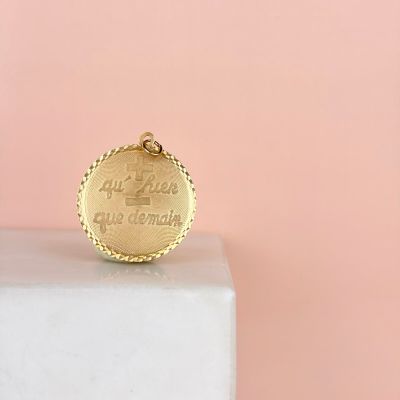 un gros plan d'une pièce d'or posée sur un socle blanc