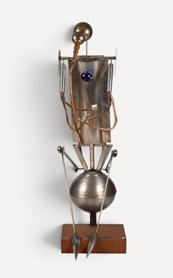 une sculpture représentant un robot, posée sur un socle en bois