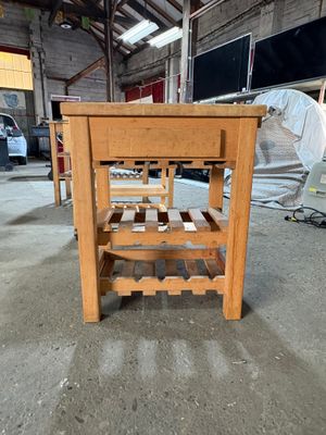 une table en bois sur laquelle est posé un casier à bouteilles