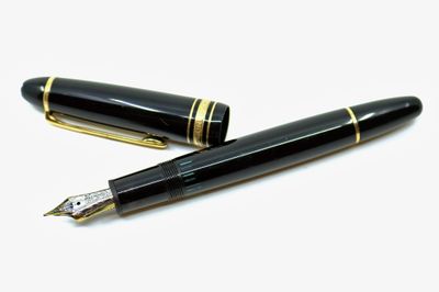 deux stylos posés l'un à côté de l'autre sur une table