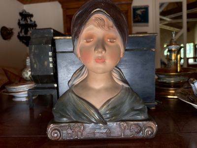 une figurine représentant une femme assise sur une table