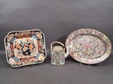 trois pièces de porcelaine chinoise exposées sur une table