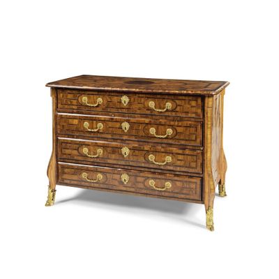 La commode est en bois et est dotée de poignées en laiton.