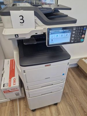 une imprimante posée sur un bureau