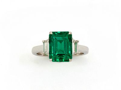 une bague en émeraude et diamant