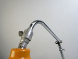 un bidon d'essence orange muni d'un tuyau