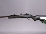 un fusil posé sur une table