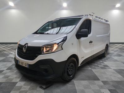 la camionnette blanche est garée sur le sol en damier d'une pièce
