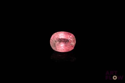un diamant rose sur fond noir