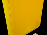un classeur jaune orné d'un carré blanc