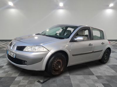 la photo d'une voiture argentée sur un sol en damier