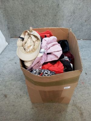 Environ 50 vêtements pour femmes dont chemisiers, pantalons,… - Photo 1