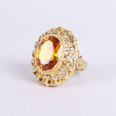 une image représentant une bague en or sertie d'une grosse citrine facettée