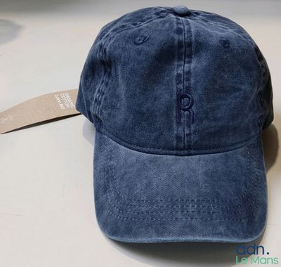 Le chapeau est bleu et porte une étiquette.