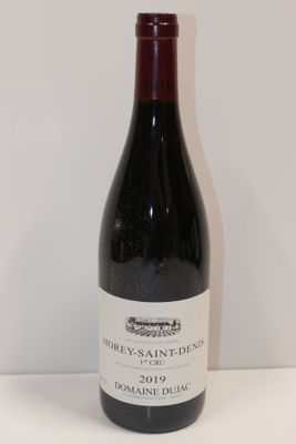 une bouteille de vin posée sur une table