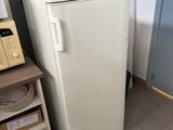 un réfrigérateur blanc et un micro-ondes dans une petite pièce