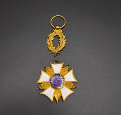 gros plan d'une médaille sur une surface noire