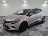 une voiture blanche garée sur un sol en damier dans un garage