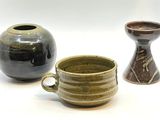 trois types de vases différents posés sur une table