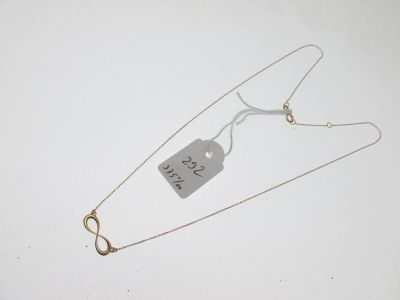 un collier auquel est attachée une étiquette de prix