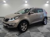Le SUV argenté est garé sur un sol en carrelage à damier.