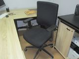 un bureau avec une chaise et un ordinateur dessus