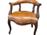 une image d'une chaise en bois avec une assise en cuir marron