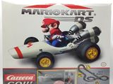une boîte sur laquelle figure l'image d'une voiture de Mario Kart