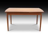 une table en bois surmontée d'un tiroir