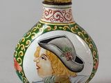 un petit vase orné d'une image représentant une femme