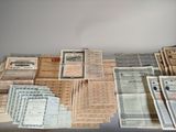 beaucoup de vieux billets de banque posés sur une table