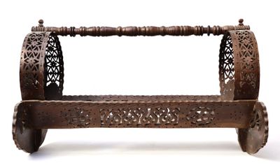 un banc en bois muni d'une poignée en bois