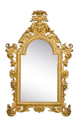 Grand miroir à fronton en bois sculpté et doré, dessinant un…
