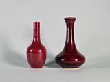 deux vases posés l'un à côté de l'autre sur une table