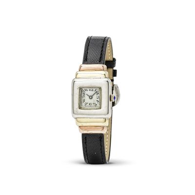 un gros plan d'une montre-bracelet avec un bracelet en cuir noir