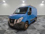 La camionnette bleue est garée dans une grande pièce au sol carrelé en damier.