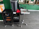 un salon de coiffure équipé d'un sèche-cheveux et d'un coiffeur
