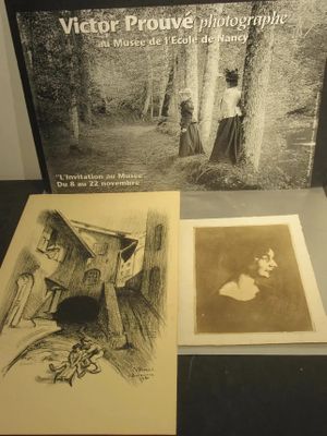 une vieille photo montrant quelques tableaux exposés dans un musée