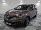 Une voiture marron est garée sur un sol à damier dans un garage.