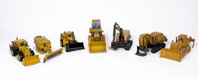 de nombreux engins de chantier miniatures posés sur une surface blanche