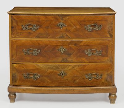 une commode ancienne avec des ferrures en laiton