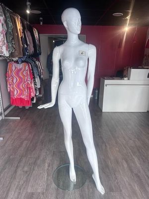 un mannequin dans un magasin de vêtements, avec des vêtements exposés