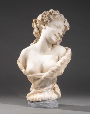 un petit buste en marbre blanc représentant une femme tenant une fleur