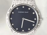 une image d'un gros plan d'une montre-bracelet ornée de diamants